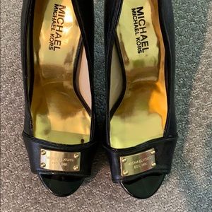 Michael kors black and gold heels open toe stilett
